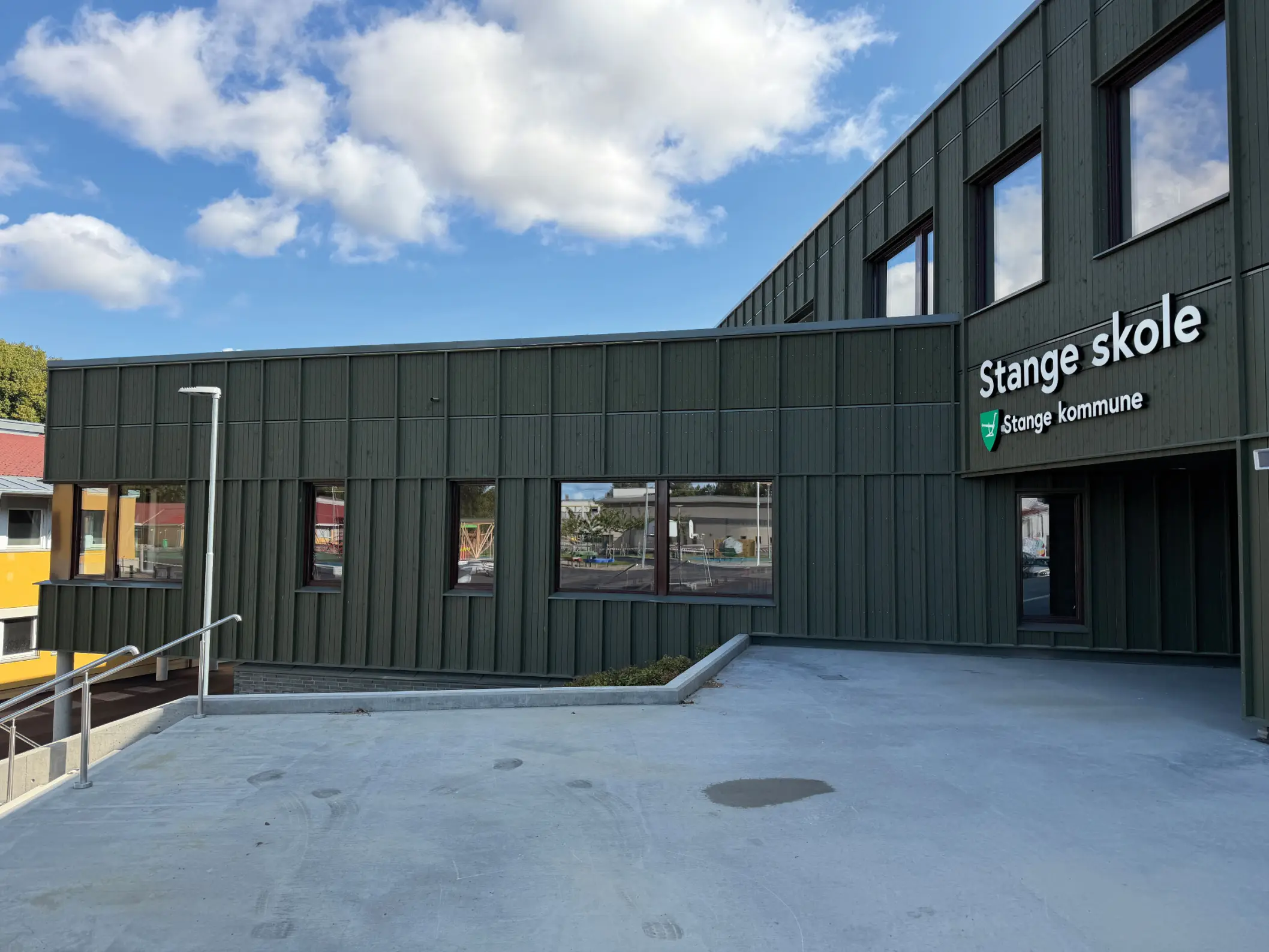 Stange skole utvendig nærbilde